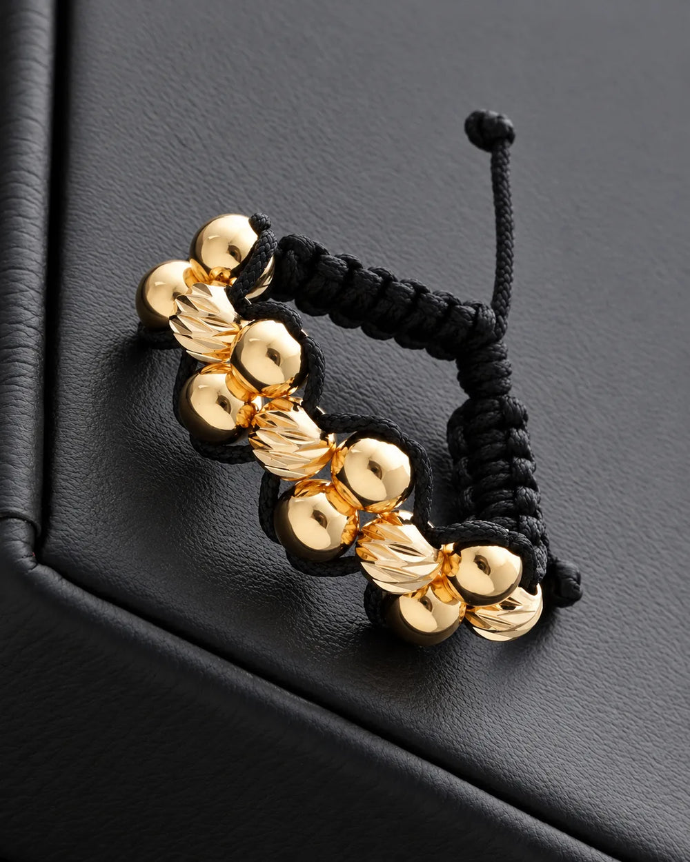 Anillo Tejido con Balines Dorados